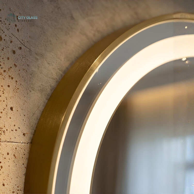 مراية LED أوفال بإطار ذهبي فاخر